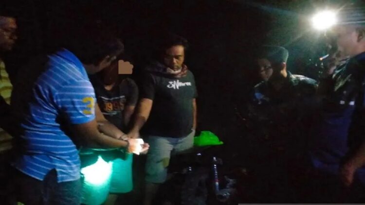 Dua Pengedar Narkoba Diciduk Polisi di Pasaman Barat 1 Satreskrimnarkoba Polres Pasaman Barat saat menangkap dua orang diduga pengedar sabu-sabu. (Antara/Humas Polres Pasbar)