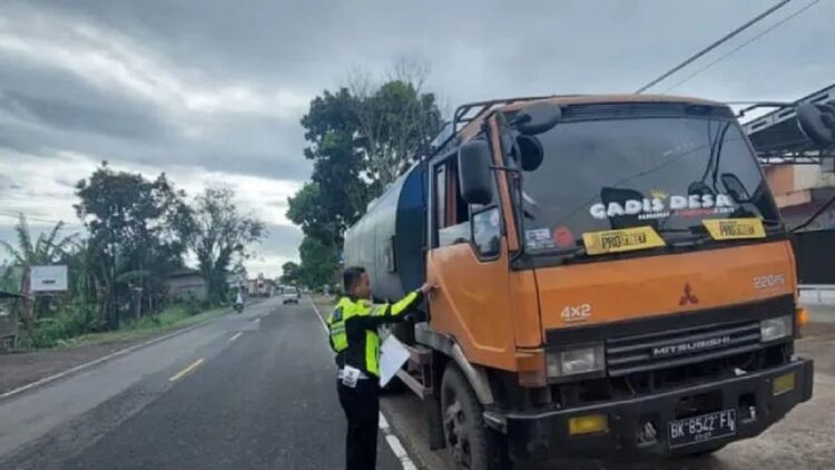 Tergilas Truk usai Jatuh dari Motor, Seorang Pelajar Tewas di Bukittinggi 1 Kepolisian memeriksa Tempat Kejadian Perkara (TKP) dan kendaraan yang terlibat di Jalan Lintas Bukittinggi-Payakumbuh, Sumatera Barat. (Antara/Al Fatah)