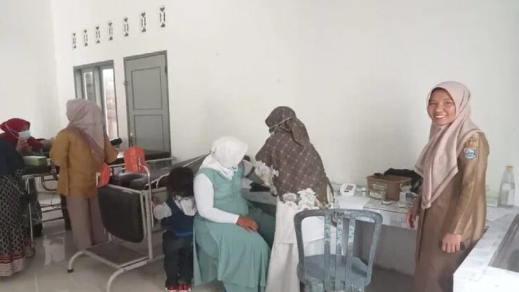 Permudah Program UHC, Pemkab Pasbar Sediakan Posko Terpadu Pelayanan Kesehatan Bersama 1 Petugas dari sejumlah Organisasi Perangkat Daerah sedang melayani masyarakat di posko terpadu pelayanan di Rumah Sakit Umum Daerah mendukung program UHC. (Antara/Altas Maulana)