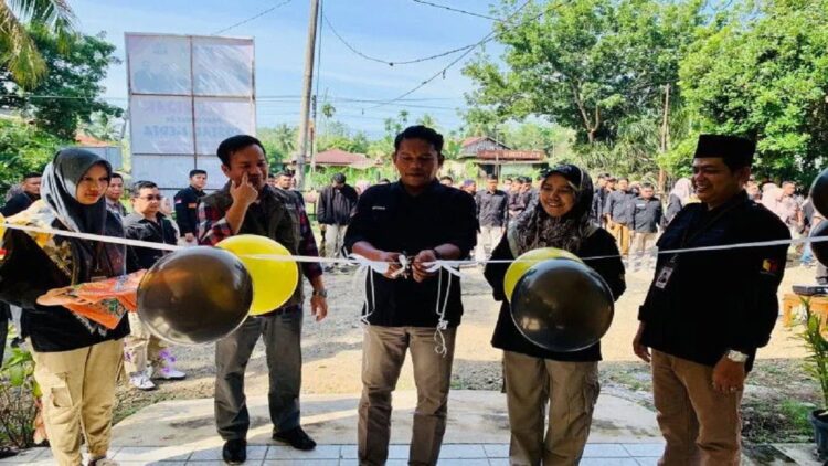 Awasi Proses Tahapan Pemilu 2024, Bawaslu Dharmasraya Gelar Apel Siaga Pengawasan 1 Ketua Bawaslu Dharmasraya Syamsurizal (tengah), anggota Alde Rado (kanan) dan Laila Husni (dua kanan), serta Koordinator Sekretariat Syamsul Herman (kiri) meresmikan posko pengaduan lindungi hak pilih pada Apel Siaga Pengawasan Satu Tahun Menuju Pemilu Serentak Tahun 2024, di Halaman Kantor Bawaslu Dharmasraya, Selasa (14/2/2023). (Antara/HO-Bawaslu Dharmasraya)