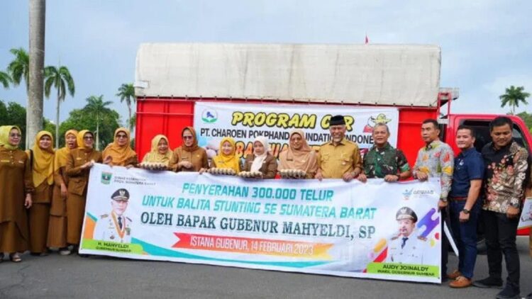 Melalui Dana CSR, Gubernur Sumbar Ajak Perusahaan Ikut Berkolaborasi Entaskan Stunting 1 Gubernur Sumbar Mahyeldi menerima bantuan CSR dari PT Charoen Pokphand berupa 300 ribu telur untuk entaskan stunting. (ANTARA/Dok Diskominfotik Sumbar)