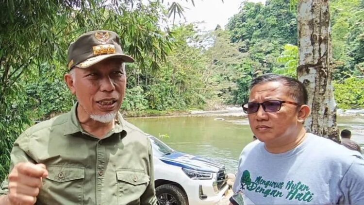 Kepala Dinas Kehutanan Sumbar Yozarwardi mendampingi Gubernur Mahyeldi. (ANTARA/Miko Elfisha)