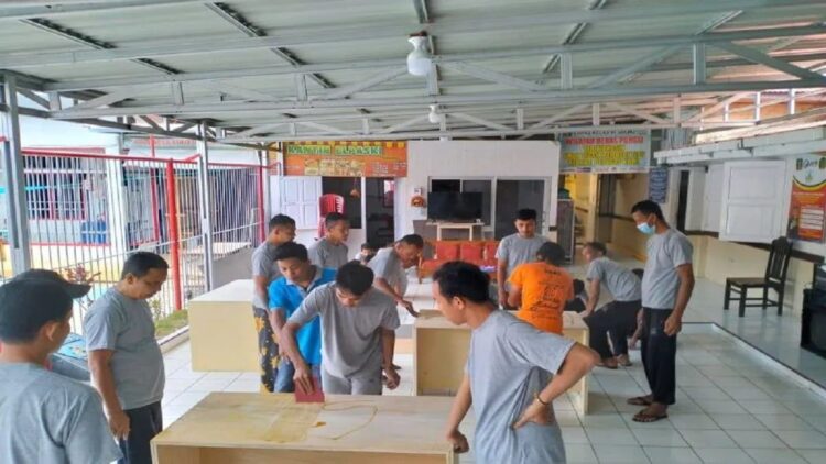Napi Lapas Suliki Limapuluh Kota Dapat Pelatihan Mebel 1 Warga Binaan Pemasyarakatan (WBP) Lembaga Pemasyarakatan (Lapas) Kelas III Suliki saat mengikuti pelatihan mebel. Antara/HO-Lapas Suliki (Antara/Akmal Saputra)