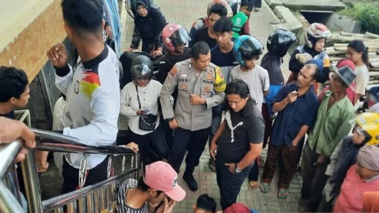 Petugas kepolisian mengamankan pelaku pencurian kotak amal masjid dari amukan massa di Bukittinggi. (Antara/Al Fatah)