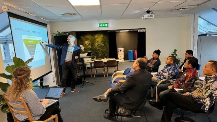 Kelola Sampah, Pemprov Sumbar Jajaki Kerja Sama dengan Perusahaan Norwegia 1 Delegasi Sumbar bertemu dengan organisasi dan perusahaan terkait pengelolaan sampah di Norwegia. (ANTARA/Doni Rahmad Samulo)