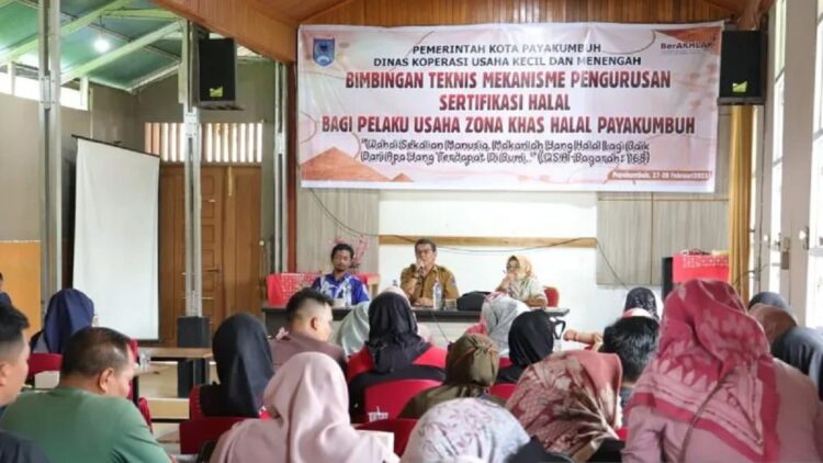 Pemko Payakumbuh saat memberikan Bimtek terkait mekanisme pengurusan sertifikasi halal. Antara/HO-Pemkot Payakumbuh  (Antara/Akmal Saputra)