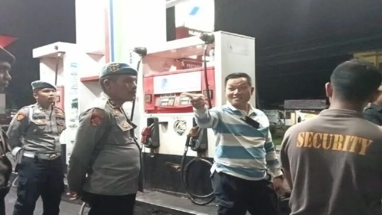 Kepala Polres Pasaman Barat AKBP Agung Basuki (menunjuk) saat melakukan inspeksi mendadak ke tiga SPBU sebagai antisipasi pengisian BBM ke tangki modifikasi untuk mencegah penimbunan. (Antara/Altas Maulana)