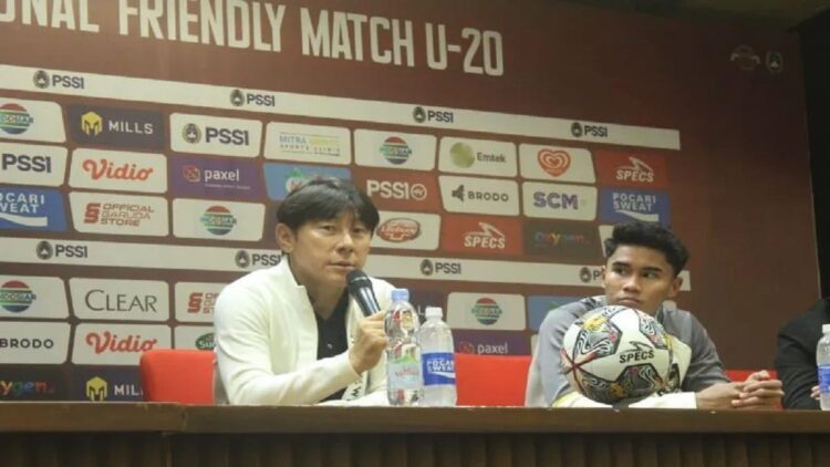 Pelatih timnas Indonesia U-2o Shin Tae Yong (kiri) menjawab pertanyaan para pewarta setelah pertandingan persahabatan melawan Selandia Baru yang dimainkan di Stadion Utama Gelora Bung Karno, Jakarta, Minggu (19/2/2023). (ANTARA/Rauf Adipati)