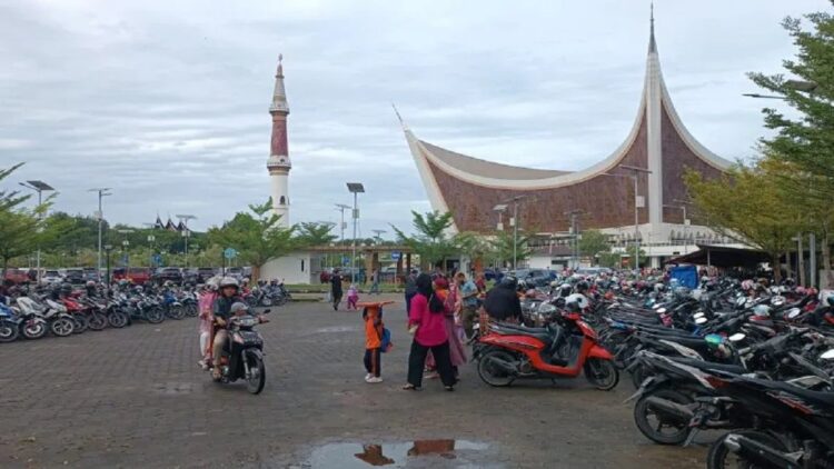 Masjid Raya Sumbar jadi Pusat Pembelajaran Falsafah ABS SBK 1 Masjid Raya Sumatera Barat. (ANTARA/Miko Elfisha)