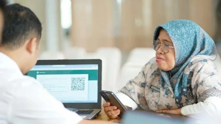 Pemkab Solsel Percepat Penerapan Tanda Tangan Elektronik, Ini Tujuannya 1 Petugas dari Dinas Komunikasi dan Informatika Solok Selatan menjelaskan tentang tata cara penggunaan tanda tangan elektronik kepada kepala OPD setempat. (Antara/HO/Kominfo)