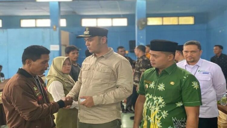 Pemkab Sijunjung Sediakan Kamar Rawatan Peserta BPJamsostek yang Alami Kecelakaan Kerja 1 Bupati Sijunjung Dwifa Yuswir Iraddatillah, didampingi Kepala BPJS Ketenagakerjaan Kantor Cabang Solok Maulana Anshari Siregar memberikan kartu kepesertaan BPJAMSOSTEK kepada pekerja rentan di Kabupaten itu (Antara/ho/BPJAMSOSTEK)