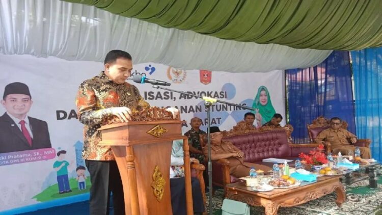 Anggota Komisi IX Bidang Kesehatan dan Ketenagakerjaan DPR RI, Ade Rezki Pratama saat memberikan sambutan pada acara sosialisasi advokasi dan KIE penanganan stunting di halaman kantor Camat Tanjungraya, Senin (13/2). (Antara/Yusrizal)