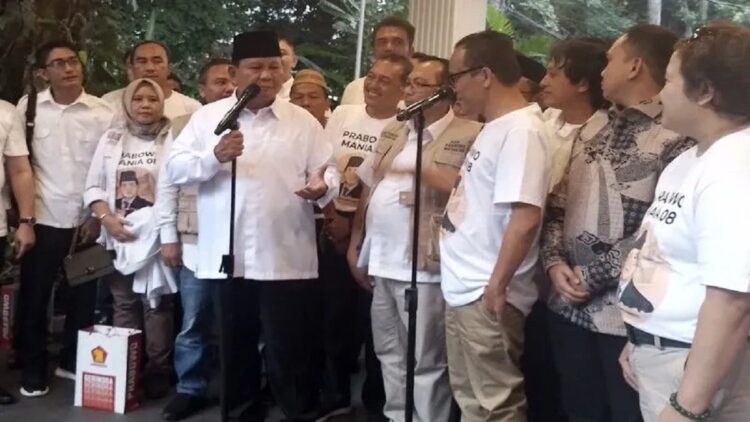 Terima Kunjungan Prabowo Mania 08, Prabowo Tegaskan Siap Lanjutkan Kepemimpinan Jokowi 1 Ketua Umum Partai Gerindra Prabowo Subianto bersama Ketua Umum Jokowi Mania Immanuel Ebenezer memberikan keterangan pers di di kediaman Prabowo, Jalan Kartanegara, Jakarta, Kamis (16/2/2023). (ANTARA/Fauzi Lamboka)