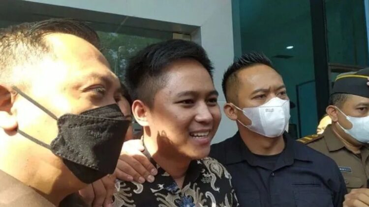 Banding, Hukuman Doni Salmanan Diperberat jadi 8 Tahun Penjara 1 Doni Salmanan (tengah) saat menjalani pemeriksaan di Kejaksaan Tinggi Jawa Barat. ANTARA/Bagus Ahmad Rizaldi