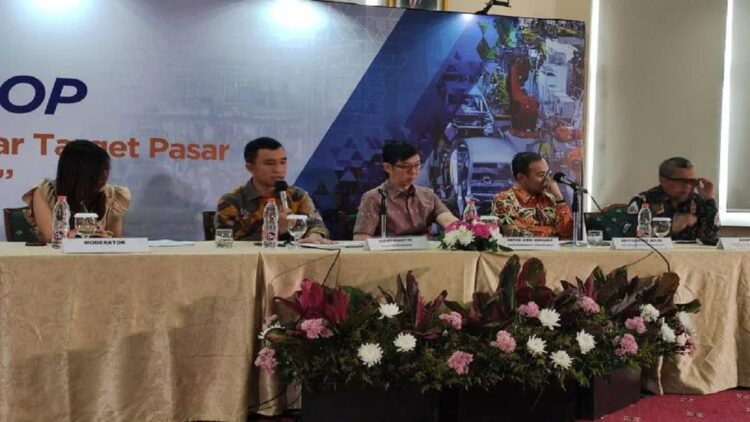 Kasubdit Industri Alat Transportasi Darat Direktorat Industri Maritim, Alat Transportasi, dan Alat Pertahanan (IMATAP) Kementerian Perindustrian Dodiet Prasetyo (kedua kiri) dalam diskusi bertajuk “Tancap Gas Kejar Target Pasar Mobil 2 Juta Unit” di Jakarta, Kamis (23/2/2023). ANTARA/Ade Irma Junida.