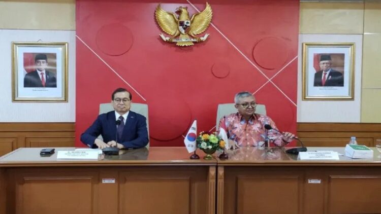 Deputi Bidang Usaha Kecil dan Menengah (UKM) Kementerian Koperasi dan UKM Hanung Harimba Rachman (kanan) dan Policy Head of INNOBIZ Institute Se-jong Kim (kiri) memberikan penjelasan terkait kerja sama Official Development Assistance Project (ODA) untuk meningkatkan kapasitas UKM nasional di Jakarta, Selasa (28/2/2023). (ANTARA/Ade Irma Junida)