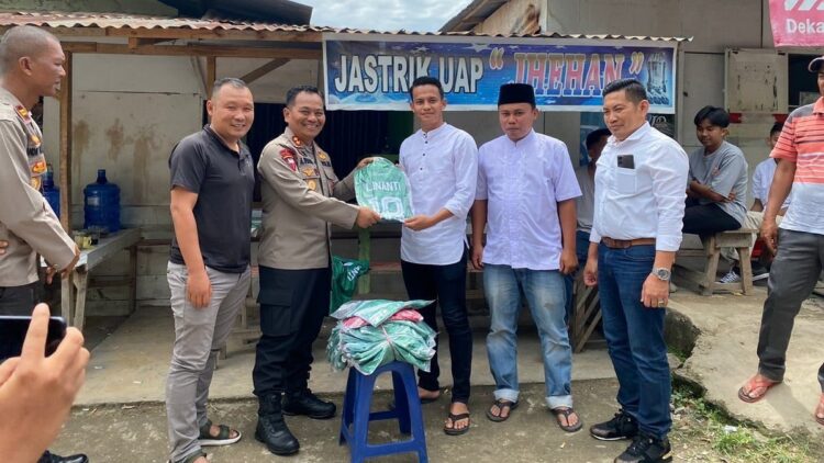 AKBP Apri Wibowo menerima jersey sepakbola saat menggelar Jumat Curhat di Sawah Suduik, Nagari Salayo. (Foto: Dok. Polres Solok)