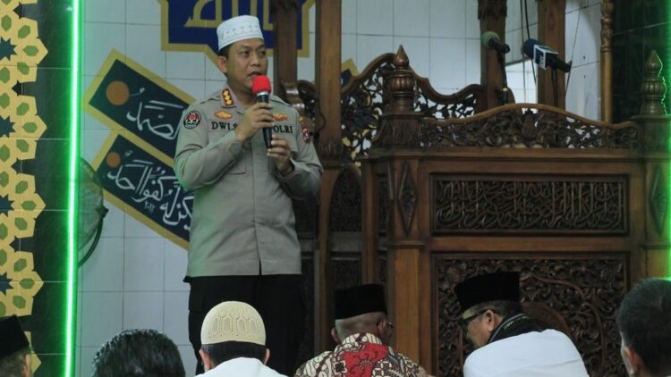 Kabid Humas Polda Sumbar Jumat Curhat di Masjid Raya Ganting 1 Jumat curhat Kabid Humas Polda Sumbar di Masjid Raya Ganting. (Dok. Bidhumas)