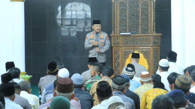 Jumat Curhat Kapolda Sumbar di Mesjid Jamiatul Huda, Ini Imbauannya 1 Jumat curhat Kapolda Sumbar di Masjid Jamiatul Huda Katapiang, Kecamatan Kuranji, Kota Padang. (Dok. Humas)