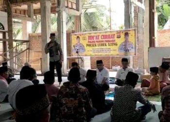 Kapolsek Lubuk Alung Iptu Arvi Yandri lakukan Jumat curhat. (Dok. Pribadi)