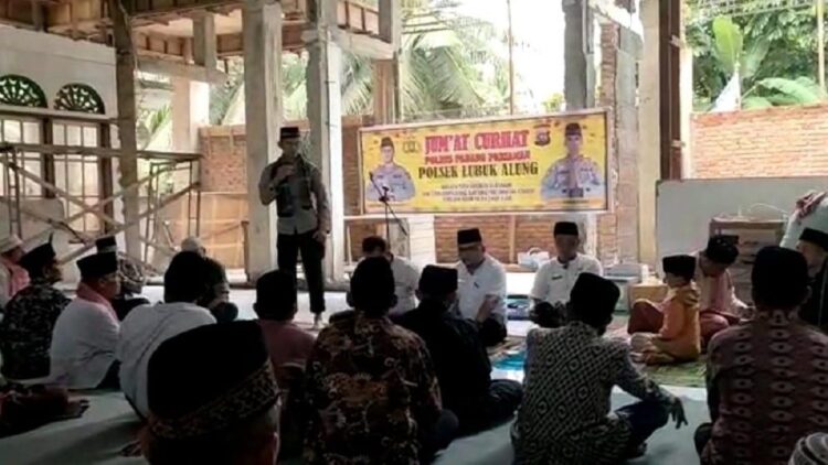 Kapolsek Lubuk Alung Iptu Arvi Yandri lakukan Jumat curhat. (Dok. Pribadi)