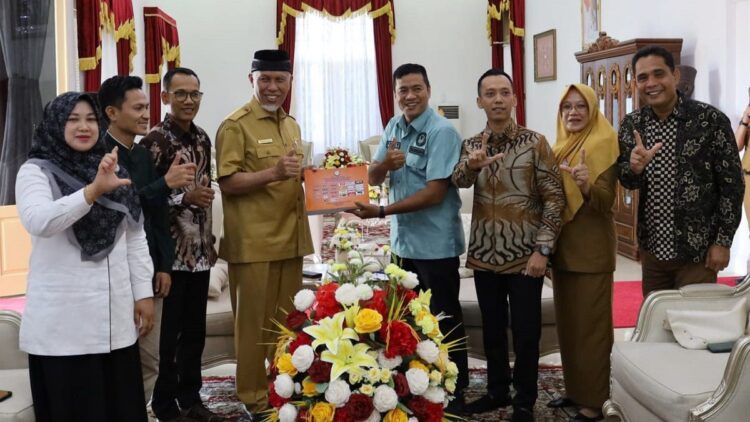 Tahun Politik, Gubernur Mahyeldi Ajak KPID Tingkatkan Pengawasan 1 KPID Sumbar bertemu Gubernur Mahyeldi. (Dok. KPID)