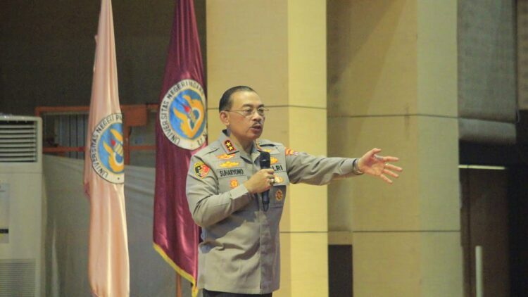 Kapolda Sumbar Beri Kuliah Umum di Universitas Negeri Padang 1 Kapolda Sumbar berikan kuliah umum di UNP. (Dok. Humas)