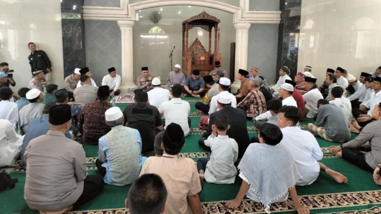 Ini Kata Kapolda Sumbar saat 'Jumat Curhat' di Masjid Miftahul Huda 1 Kapolda Sumbar jumat curhat di Masjid Miftahul Huda. (Dok. Bidhumas)