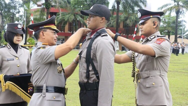 Diktukba Polri di SPN Polda Sumbar dengan siswa berjumlah 171 orang resmi dibuka dengan ditandai pemasangan tanda pangkat siswa oleh Kapolda Sumbar kepada salah satu perwakilan siswa oleh Kapolda Sumbar. (Dok. Bidhumas)