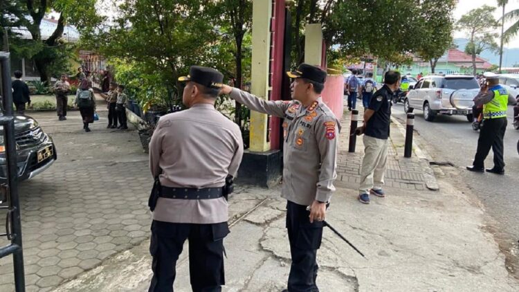 Sikapi Maraknya Isu Penculikan Anak, Kapolresta Padang Pimpin Patroli Sekolah 1 Kapolresta Padang patroli di sekolah antisipasi penculikan. (Dok. Humas)