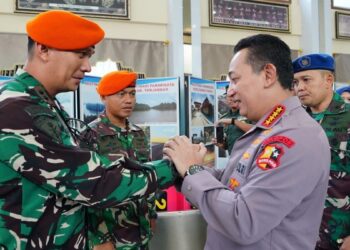 Kapolri beri selamat personel TNI dan tim gabungan yang evakuasi Kapolda Jambi. (Dok. Divhumas)