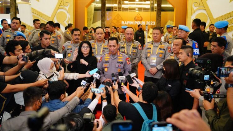 Kapolri diwawancarai wartawan usai Rapim. (Dok. Divhumas)
