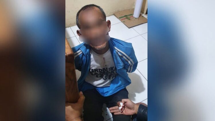ODGJ Tusuk Warga Tanah Datar hingga Meninggal di Tempat 1 Pria berstatus ODGJ tusuk warga di Batipuh Selatan, Kabupaten Tanah Datar pada Selasa (14/2/2023) pagi. (Foto: Dok. Polres Padang Panjang)