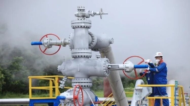 Tingkatkan Kapasitas Energi Panas Bumi, Pertamina Geothermal Energy Investasi 1,6 Miliar Dolar AS 1 Dokumentasi. Tim PT Pertamina Geothermal Energy (PGE) Area Lahendong berfoto bersama usai berhasilnya proses commissioning (masuknya aliran listrik) Pembangkit Listrik Tenaga Panas Bumi (PLTP) Binary Organic Rankine Cycle 500 kW di Kota Tomohon, Sulawesi Utara, Kamis malam (8/12/2022). (ANTARA/HO-PGE.)