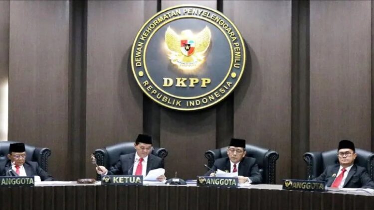 Dokumentasi - Suasana sidang pembacaan putusan pelanggaran Kode Etik Penyelenggara Pemilu (KEPP) di Ruang Sidang DKPP, Jakarta, Rabu (1/2/2023).