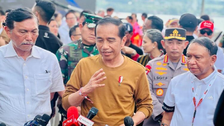 Ajang Internasional Pacu Pertumbuhan Ekonomi Daerah 1 Presiden Jokowi memberikan keterangan pers usai menyaksikan F! Powerboat, di Danau Toba, Sumut, Minggu (26/02/2023). (Foto: BPMI Setpres)