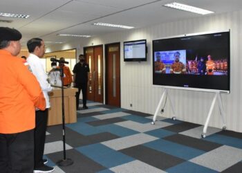 Presiden berbincang dengan tim Basarnas yang sedang berada di Turki. (Dok. Basarnas)