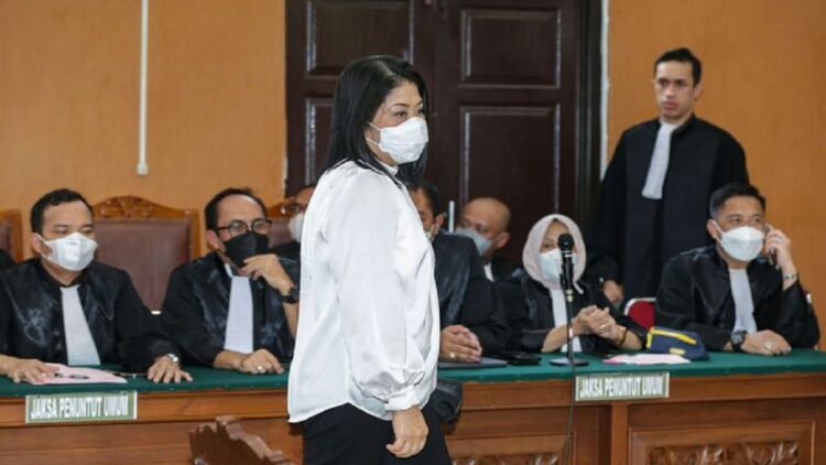 Istri Ferdy Sambo Divonis 20 Tahun Penjara 1 Terdakwa kasus dugaan pembunuhan berencana terhadap Nofriansyah Yosua Hutabarat atau Brigadir J, Putri Candrawathi menjalani sidang putusan di Pengadilan Negeri Jakarta Selatan, Senin (13/2/2023).(KOMPAS.com/KRISTIANTO PURNOMO)
