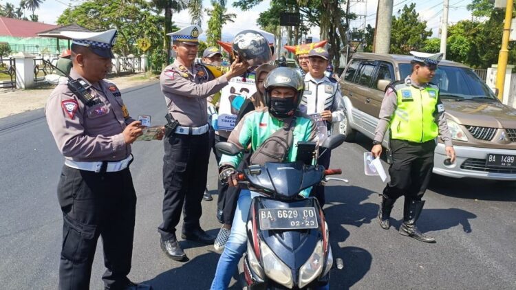 Keren! Polantas di Limapuluh Kota Bagikan Ratusan Helm Gratis 1 Kasat Lantas Polres 50 Kota Iptu Omrizal bagikan Ratusan helm gratis. (Dok. istimewa)