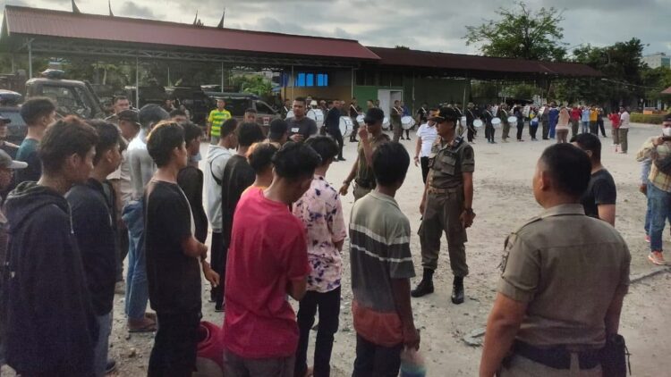 Puluhan orang yang beraktivitas di jalanan dan mengganggu ketertiban umum ditangkap pada Kamis (23/2/2023) sore. (Foto: Dok. Satpol PP Padang)