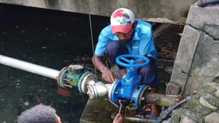 Pemkab Agam Ketiban Dana Hibah Rp3 Miliar untuk Sambungan Air Minum 1.500 Rumah 1 Ilustrasi - Petugas PDAM Jayapura saat melakukan perbaikan pipa transmisi (ANTARA)