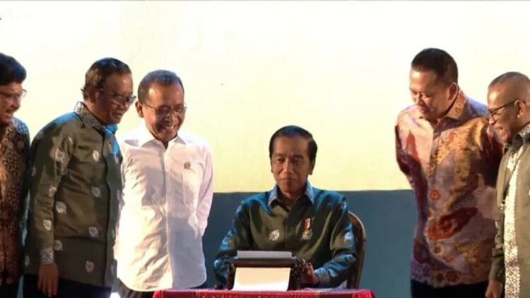 Tangkap layar Youtube Sekretariat Presiden - Presiden Joko Widodo mengetikkan tulisan HPN menggunakan mesin ketik tua, saat menghadiri acara Puncak Peringatan Hari Pers Nasional (HPN) 2023, di Deli Serdang, Sumatra Utara, Kamis (9/2/2023). ANTARA/Rangga Pandu Asmara Jingga