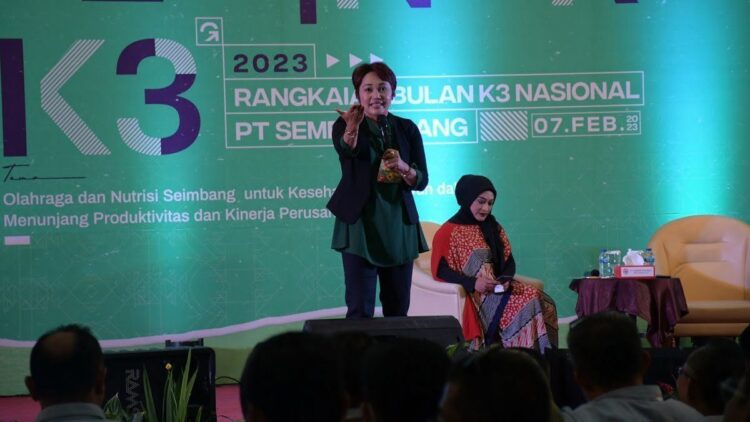 Pakar Gizi Nasional Bicara Konsep Seimbang di Seminar K3 Semen Padang 1 Pakar Gizi Nasional, Dr. Rita Ramayulis dalam materi seminar K3 Semen Padang. (Dok. Humas)