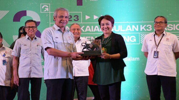 Seminar K3, Semen Padang Hadirkan Ahli Gizi Indonesia 1 Dirut Semen Padang Asri Mukhtar menyerahkan cenderamata kepada pemateri dalam Seminar K3 Nasional. (Dok. Humas)