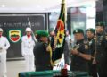 Sertijab Danrem 032/Wirabraja dari Brigjen TNI Purmanto kepada Kolonel Kavaleri Rayen Obersyl. *(Foto: Radarsumbar.com / Dok. Pendam I/BB)