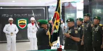 Rayen Obersyl Resmi Pimpin Korem 032 Wirabraja 8 Sertijab Danrem 032/Wirabraja dari Brigjen TNI Purmanto kepada Kolonel Kavaleri Rayen Obersyl. *(Foto: Radarsumbar.com / Dok. Pendam I/BB)