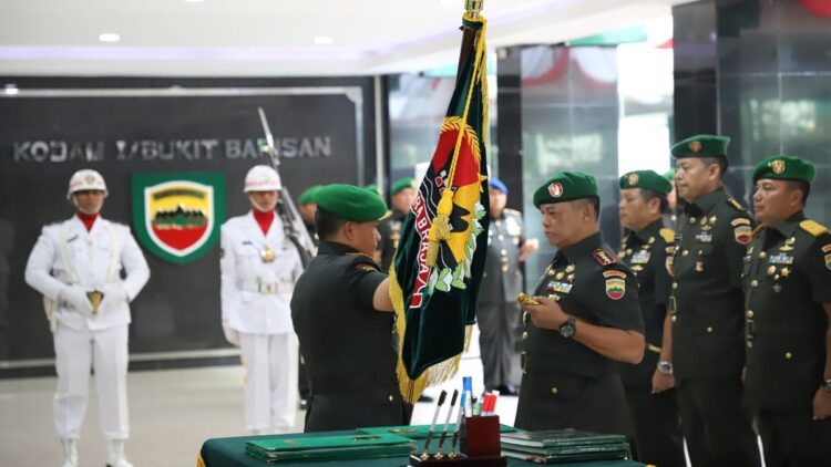 Rayen Obersyl Resmi Pimpin Korem 032 Wirabraja 1 Sertijab Danrem 032/Wirabraja dari Brigjen TNI Purmanto kepada Kolonel Kavaleri Rayen Obersyl. *(Foto: Radarsumbar.com / Dok. Pendam I/BB)