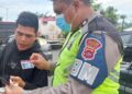Unit BM Satlantas Polresta Padang mengamankan pengendara yang memakai SIM Palsu. (Foto: Herru Iriawan/Radarsumbar.com)