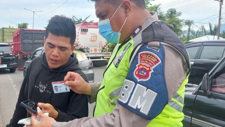 Satlantas Polresta Padang Amankan Pengendara dengan SIM Palsu 1 Unit BM Satlantas Polresta Padang mengamankan pengendara yang memakai SIM Palsu. (Foto: Herru Iriawan/Radarsumbar.com)