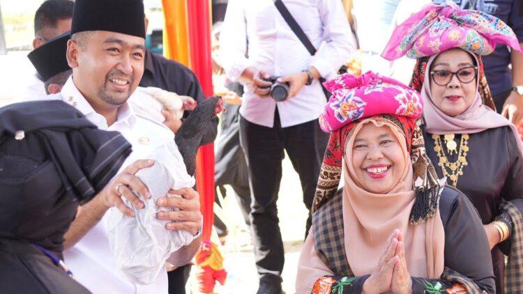 Setelah 49 Tahun, Bundo Kanduang Sumatera Barat Akhirnya Miliki Rumah Gadang 1 Wagub resmikan Rumah Gadang untuk Bundo Kanduang. (Dok. Humas)